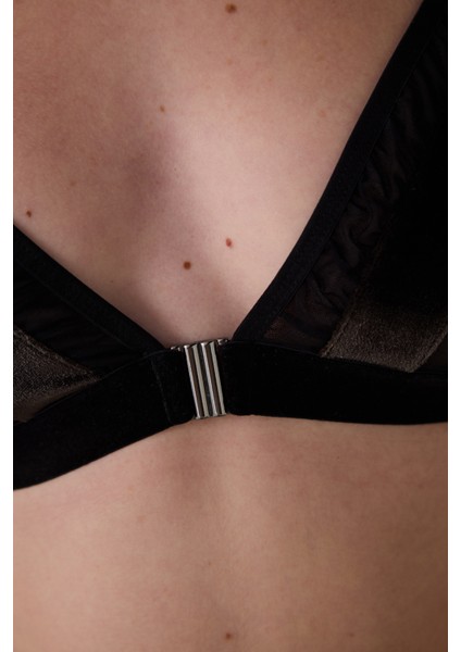 Siyah Kadife Detaylı Balensiz Dolgusuz Üçgen Sütyen