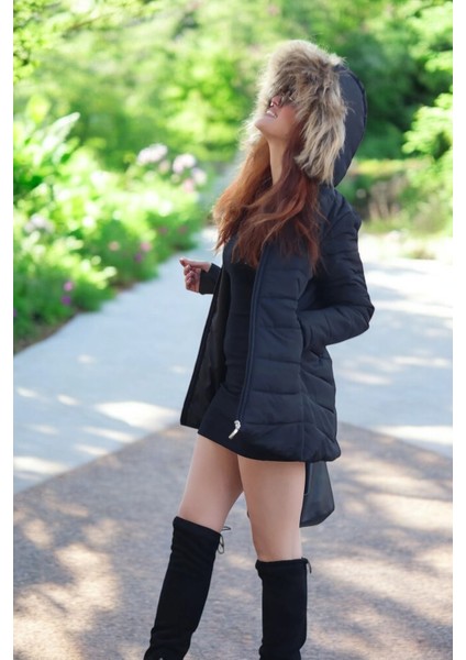 Eldiven Detaylı Siyah Kapüşonlu Orta boy Kürklü Şişme Mont