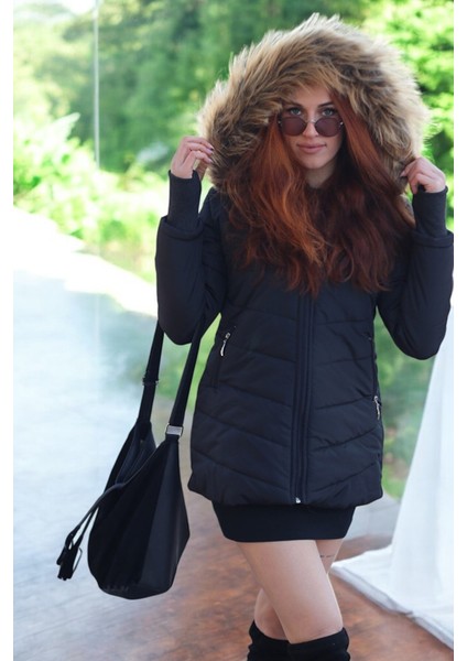 Eldiven Detaylı Siyah Kapüşonlu Orta boy Kürklü Şişme Mont