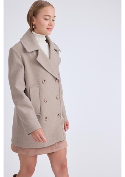 Düğmeli Büyük Cepli Kısa Kaşe Kaban modelleri