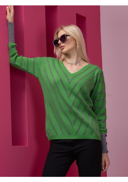 V Yaka Çizgili Yeşil Kadın Kazak