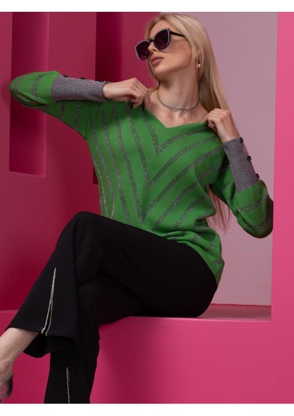 V Yaka Çizgili Yeşil Kadın Kazak