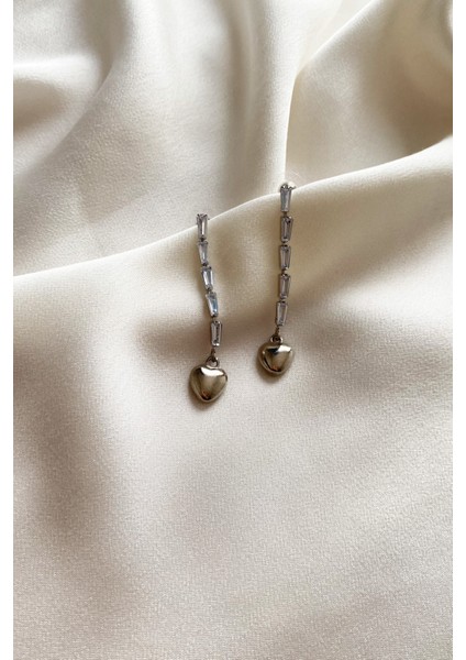 Kalp Sallantılı Baget Taşlı Küpe fiyatları