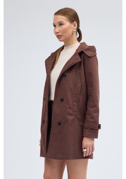 Yaka Detaylı Büyük Düğmeli Kaşe Kaban