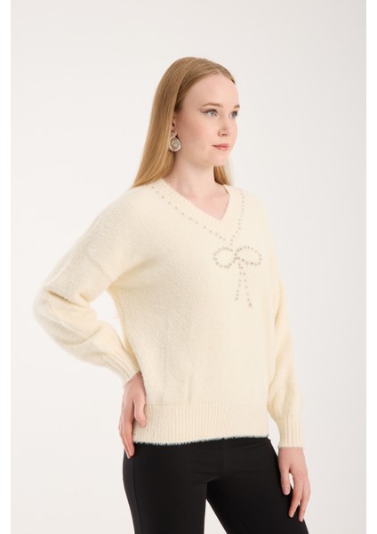 Kadın Ekru Sakal Iplik Balon Kollu Taş ve Inci Detaylı V Yaka Triko Kazak modelleri