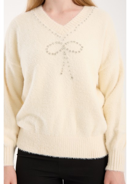 Kadın Ekru Sakal Iplik Balon Kollu Taş ve Inci Detaylı V Yaka Triko Kazak indirimleri