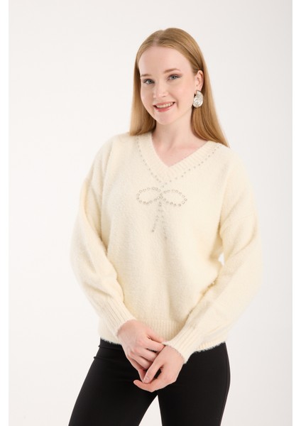 Kadın Ekru Sakal Iplik Balon Kollu Taş ve Inci Detaylı V Yaka Triko Kazak