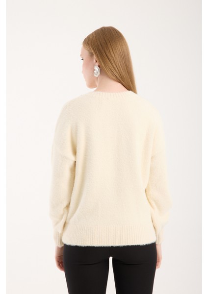 Kadın Ekru Sakal Iplik Balon Kollu Taş ve Inci Detaylı V Yaka Triko Kazak