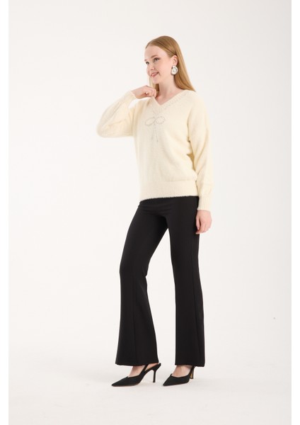 Kadın Ekru Sakal Iplik Balon Kollu Taş ve Inci Detaylı V Yaka Triko Kazak