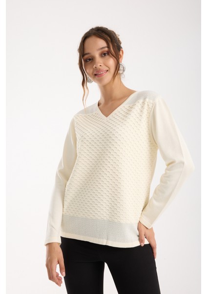 Kadın Ekru Viskon Kumaş V Yaka Simli Triko Bluz