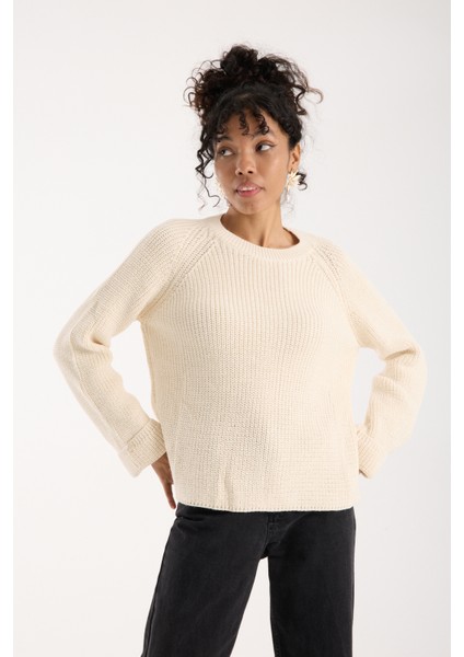 Kadın Ekru Reglan Kol ve Tek Düğmeli Manşetler Bisiklet Yaka Simli Triko Kazak