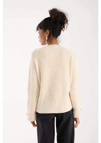 Kadın Ekru Reglan Kol ve Tek Düğmeli Manşetler Bisiklet Yaka Simli Triko Kazak