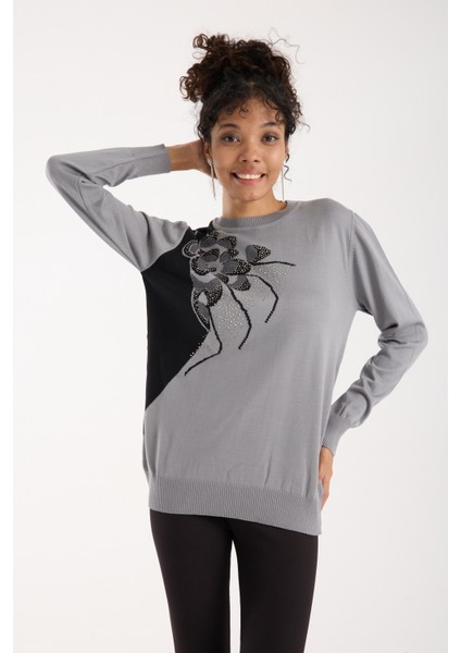 Kadın Gri Elit Viskon Kumaş Taş Detaylı Bisiklet Yaka Triko Bluz