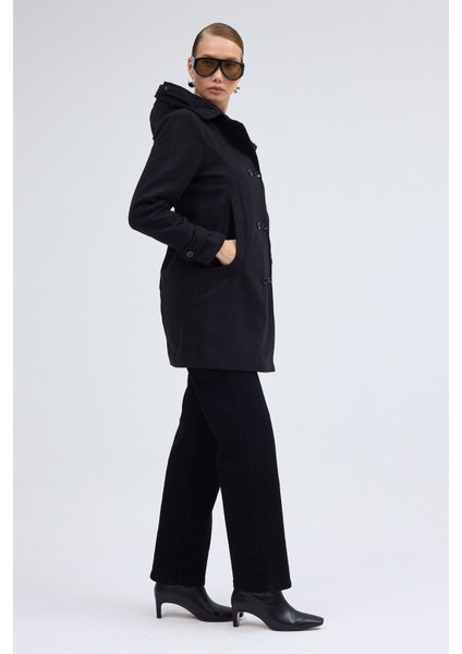 Yaka Detaylı Büyük Düğmeli Kaşe Kaban