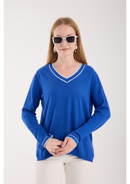 Kadın Saks Mavisi Kontrast Biyeli ve Yan Yırtmaçlı V Yaka Triko Bluz