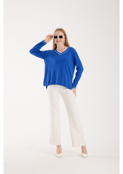 Kadın Saks Mavisi Kontrast Biyeli ve Yan Yırtmaçlı V Yaka Triko Bluz