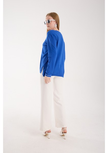 Kadın Saks Mavisi Kontrast Biyeli ve Yan Yırtmaçlı V Yaka Triko Bluz