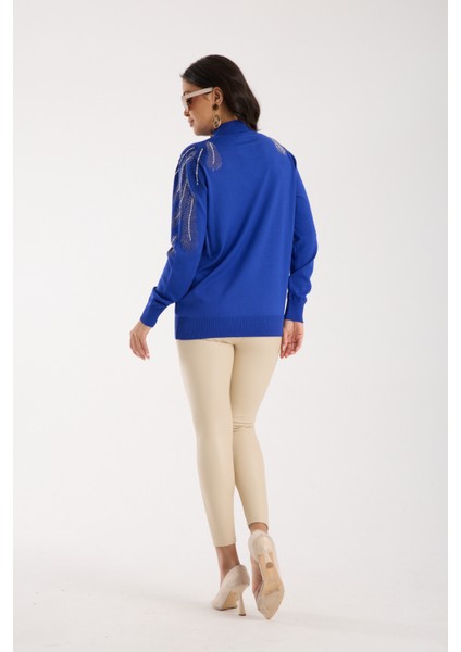 Kadın Saks Mavisi Elit Viskon Kumaş Taş Detaylı Omuzlar Yarım Balıkçı Yaka Triko Bluz