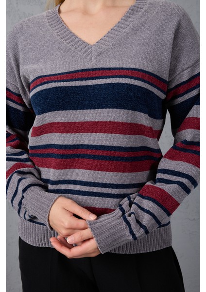 Kadın Gri Çizgili V Yaka Şönil Kadife Triko Kazak indirimleri