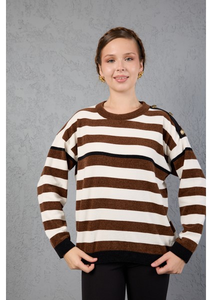 Kadın Kahve-Beyaz Çizgili Şönil Kadife Bisiklet Yaka Omuzda Düğme Detaylı Triko Kazak fiyatları