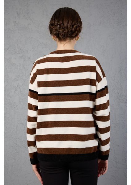 Kadın Kahve-Beyaz Çizgili Şönil Kadife Bisiklet Yaka Omuzda Düğme Detaylı Triko Kazak modelleri
