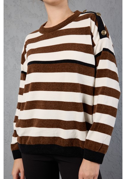 Kadın Kahve-Beyaz Çizgili Şönil Kadife Bisiklet Yaka Omuzda Düğme Detaylı Triko Kazak fırsatları