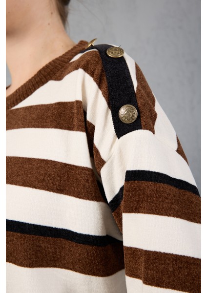 Kadın Kahve-Beyaz Çizgili Şönil Kadife Bisiklet Yaka Omuzda Düğme Detaylı Triko Kazak indirimleri