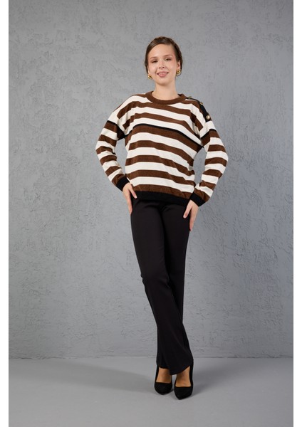Kadın Kahve-Beyaz Çizgili Şönil Kadife Bisiklet Yaka Omuzda Düğme Detaylı Triko Kazak