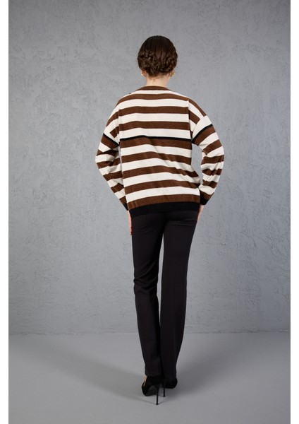 Kadın Kahve-Beyaz Çizgili Şönil Kadife Bisiklet Yaka Omuzda Düğme Detaylı Triko Kazak