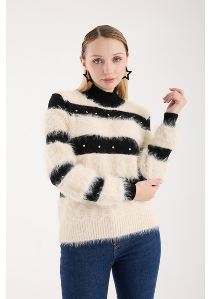 Kadın Krem Sakal Iplik Taş Detaylı Yarım Balıkçı Yaka Triko Kazak