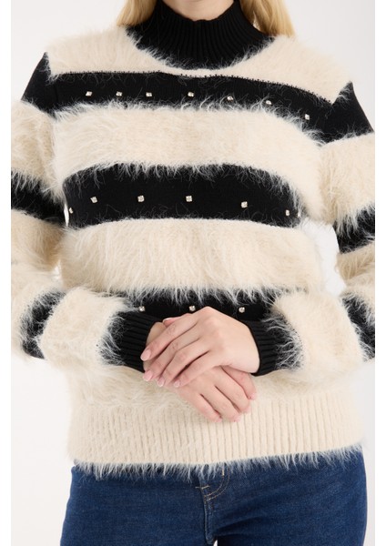 Kadın Krem Sakal Iplik Taş Detaylı Yarım Balıkçı Yaka Triko Kazak modelleri