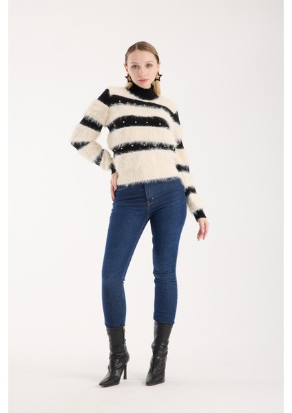 Kadın Krem Sakal Iplik Taş Detaylı Yarım Balıkçı Yaka Triko Kazak