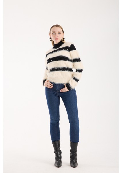 Kadın Krem Sakal Iplik Taş Detaylı Yarım Balıkçı Yaka Triko Kazak