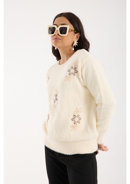 Kadın Ekru Sakal Iplik Boncuk Nakışlı Bisiklet Yaka Triko Kazak fırsatları