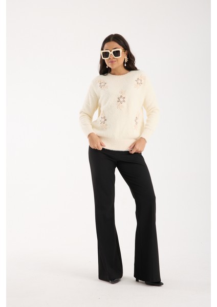 Kadın Ekru Sakal Iplik Boncuk Nakışlı Bisiklet Yaka Triko Kazak