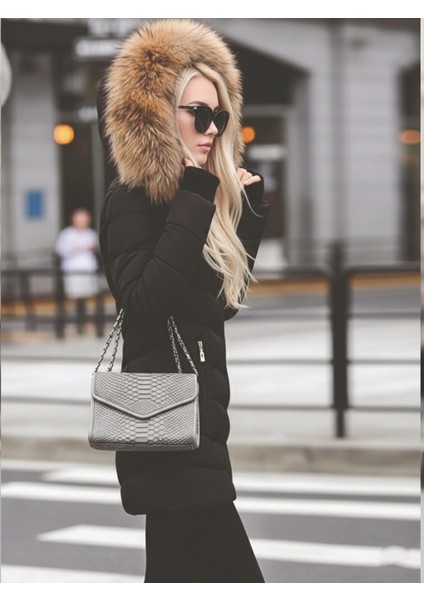 Eldiven Detaylı Siyah Kapüşonlu Orta boy Kürklü Şişme Mont indirimleri