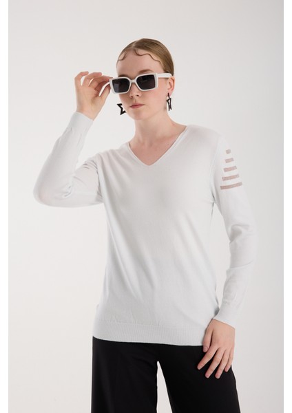 Kadın Beyaz Simli Kumaş Detaylı V Yaka Triko Bluz
