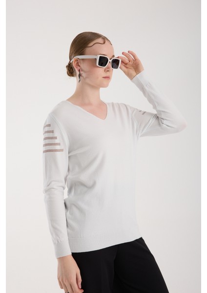 Kadın Beyaz Simli Kumaş Detaylı V Yaka Triko Bluz fırsatları