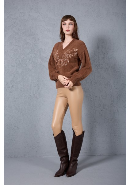 Kadın Kahve Sakal Iplik Önü Boncuk Nakışlı Balon Kollu V Yaka Triko Kazak