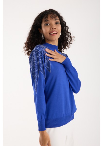 Kadın Saks Mavisi Viskon Kumaş Taş Detaylı Omuzlar Yarım Balıkçı Yaka Triko Bluz fiyatları