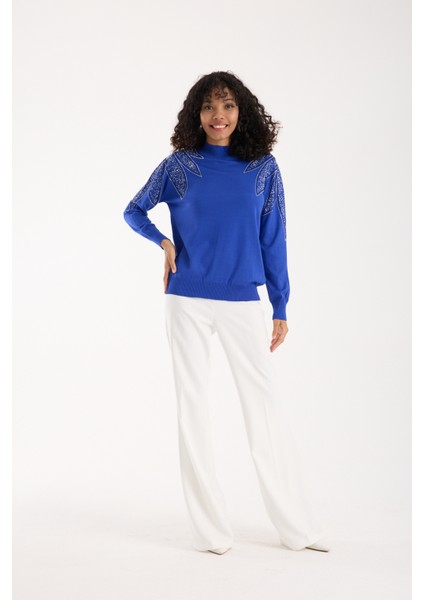 Kadın Saks Mavisi Viskon Kumaş Taş Detaylı Omuzlar Yarım Balıkçı Yaka Triko Bluz