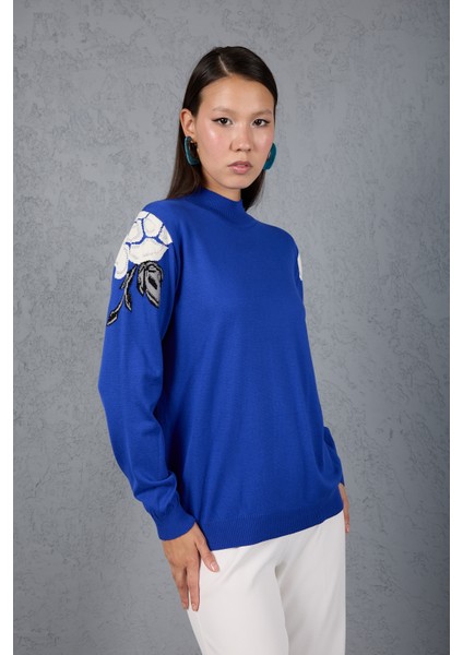 Kadın Saks Mavisi Elit Viskon Kumaş Taş Detaylı Omuzlar Yarım Balıkçı Yaka Triko Bluz