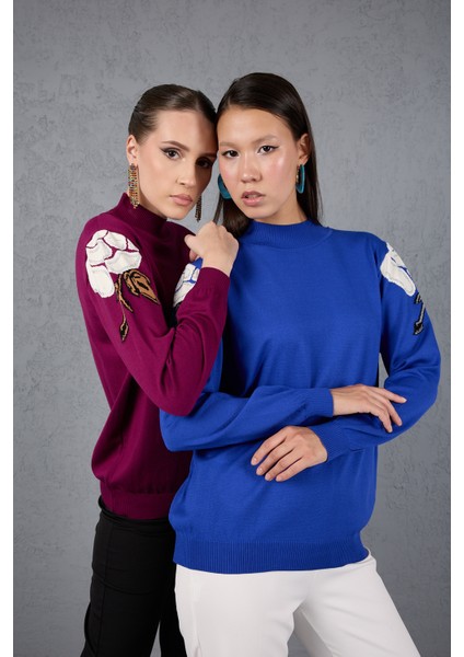 Kadın Saks Mavisi Elit Viskon Kumaş Taş Detaylı Omuzlar Yarım Balıkçı Yaka Triko Bluz