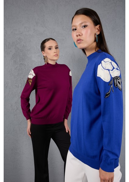 Kadın Saks Mavisi Elit Viskon Kumaş Taş Detaylı Omuzlar Yarım Balıkçı Yaka Triko Bluz