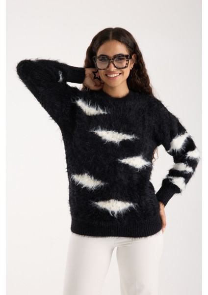 Kadın Siyah-Beyaz Sakal Iplik Taş ve Inci Detaylı Bisiklet Yaka Triko Kazak