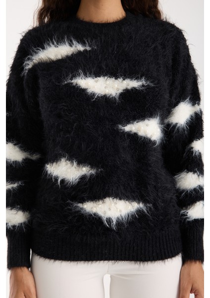 Kadın Siyah-Beyaz Sakal Iplik Taş ve Inci Detaylı Bisiklet Yaka Triko Kazak fırsatları