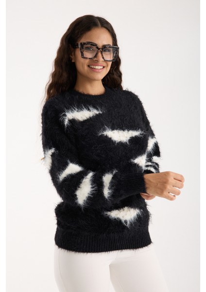 Kadın Siyah-Beyaz Sakal Iplik Taş ve Inci Detaylı Bisiklet Yaka Triko Kazak indirimleri