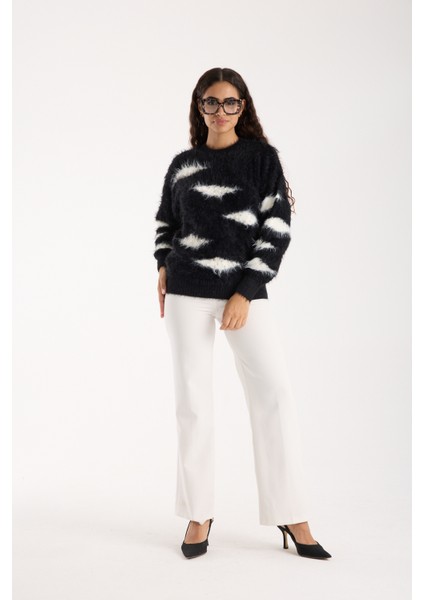 Kadın Siyah-Beyaz Sakal Iplik Taş ve Inci Detaylı Bisiklet Yaka Triko Kazak