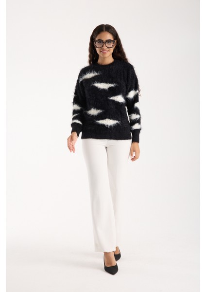 Kadın Siyah-Beyaz Sakal Iplik Taş ve Inci Detaylı Bisiklet Yaka Triko Kazak