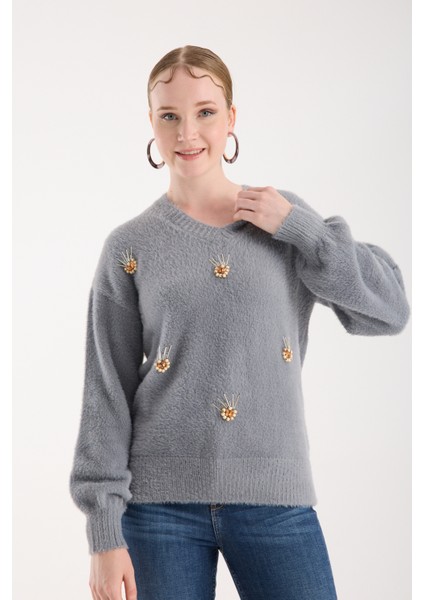 Kadın Gri Sakal Iplik Önü Aksesuarlı Balon Kollu V Yaka Triko Kazak